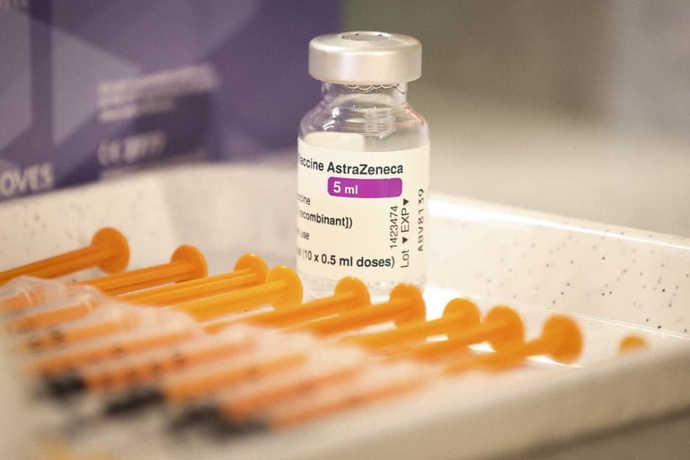 ¿Qué pasa si mezclamos las vacunas de AstraZeneca y Pfizer?