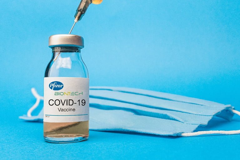 Vacuna Pfizer puede guardarse por un mes en un refrigerador