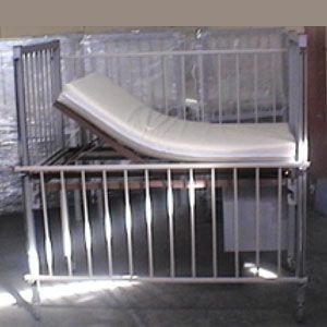 Cama cuna pediátrica esmaltada de 2