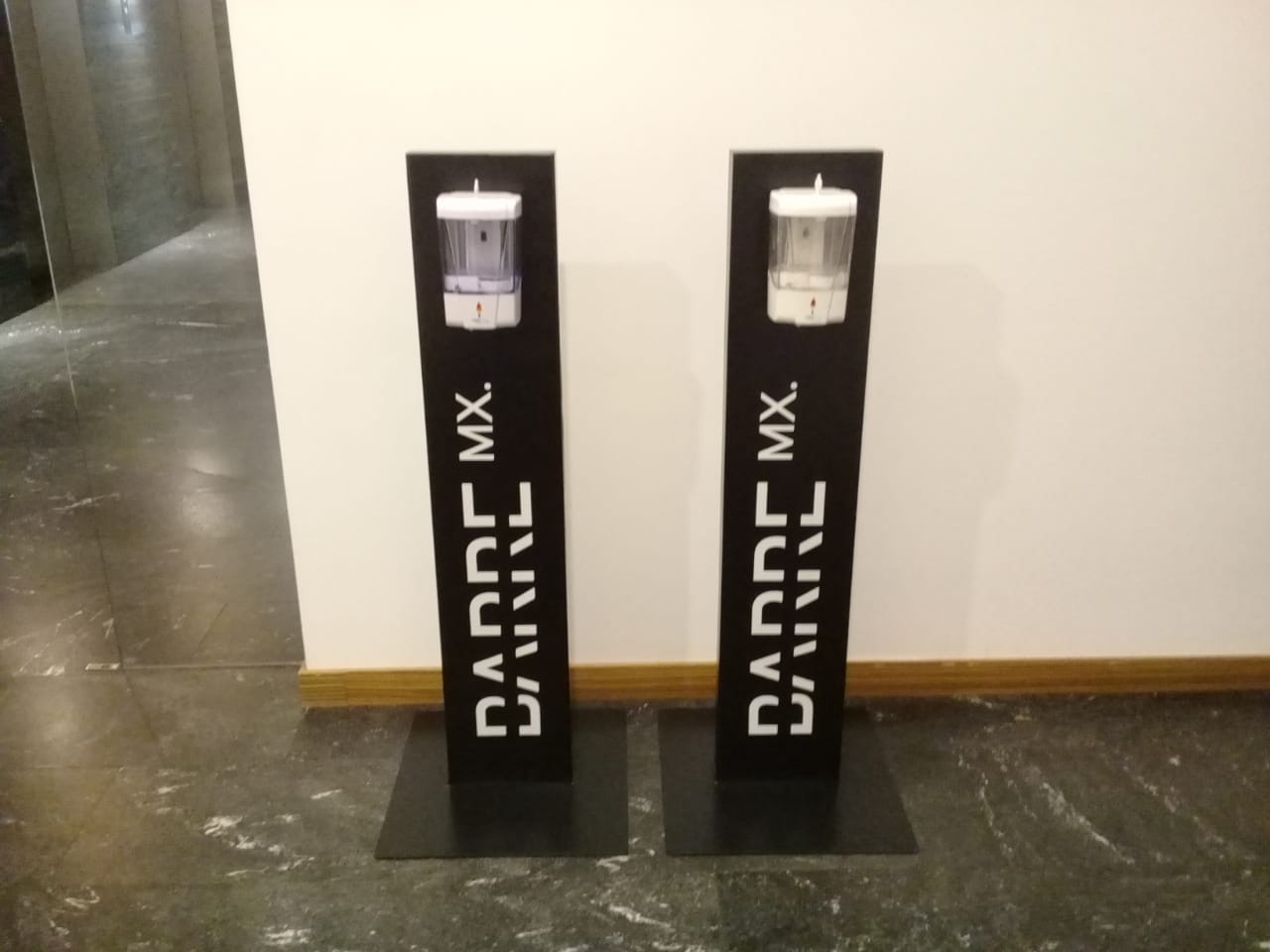Totem dispensador Automático de Gel SANITITUNEL