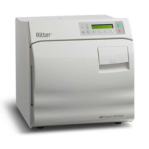 Autoclave Ritter M9 hospitalaria de la marca MIDMARK, con puerta de acero y controles digitales visibles en la imagen.