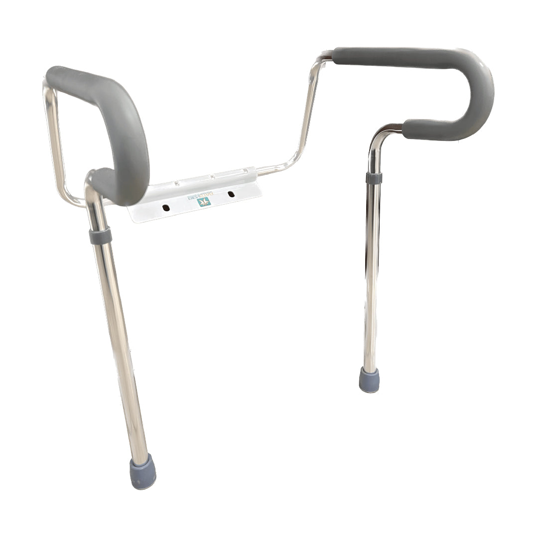 Chasis de seguridad para inodoro de 112 kg de la marca Bienstar, con agarraderas para baño, en color plateado.