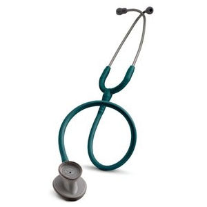 Estetoscopio Littmann Lightweight II azul caribeño para adultos, Beracah Medica, en uso o mostrando sus componentes.