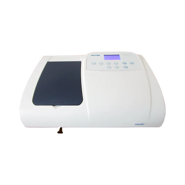 Espectrofotómetro UV y visible Beracah Medica modelo VE-5100UV, con pantalla y teclado, en un laboratorio.