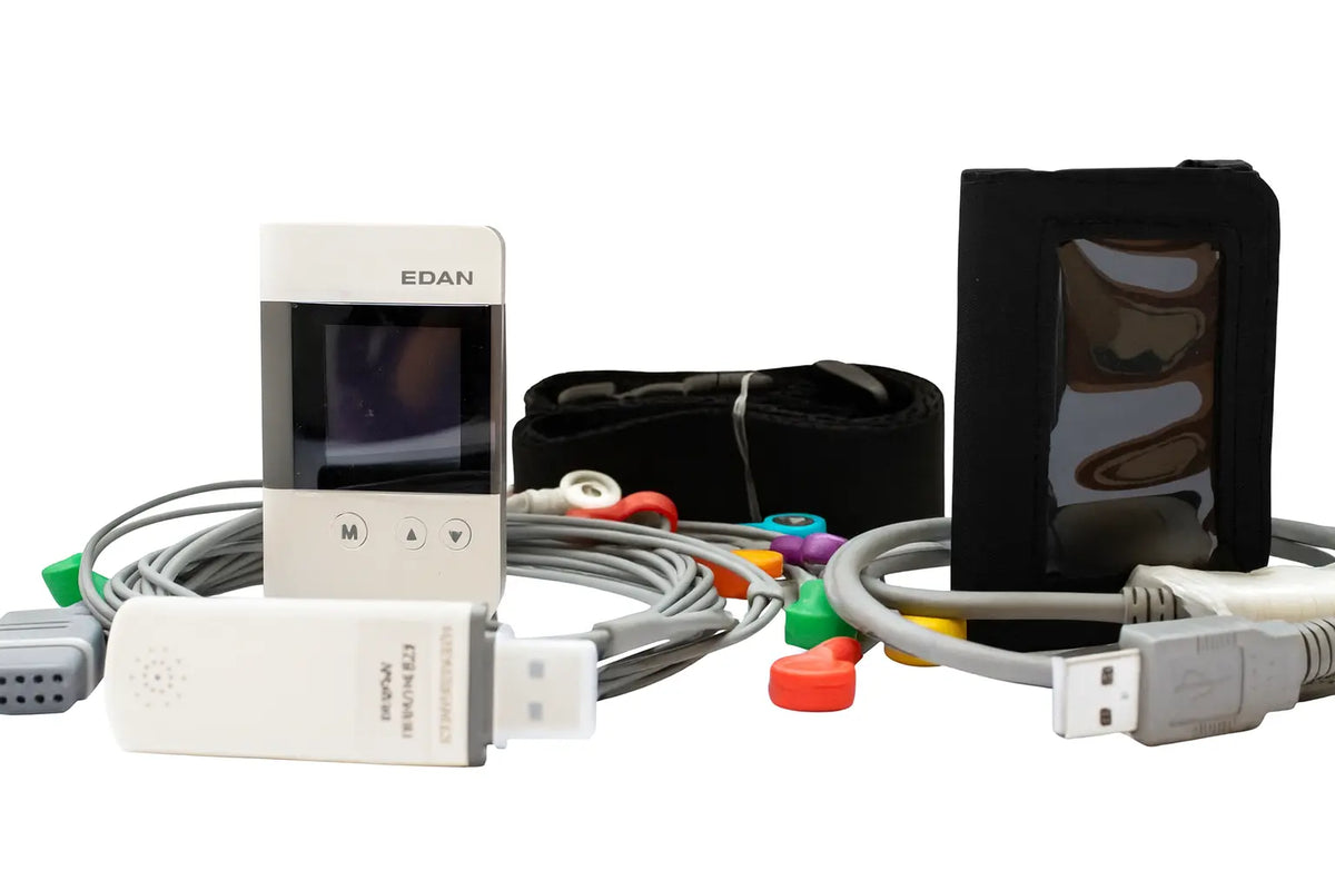 Sistema de registro Holter para ECG de 12 canales de Beracah Medica con software de monitoreo cardiaco.