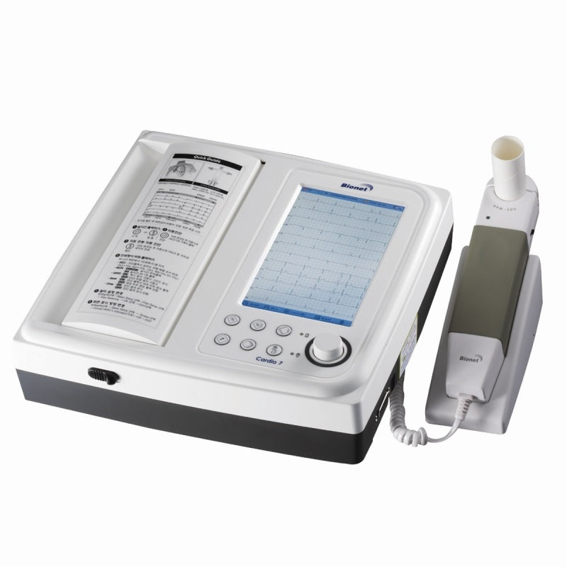 Electrocardiografo de 12 canales Beracah Medica con pantalla táctil a color y espirometro mod. CARDIO7S, muestra el equipo en uso.