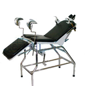 Mesa obstétrica tipo Pilcher MSI de Beracah Medica con superficie acolchada y estructura metálica resistente.