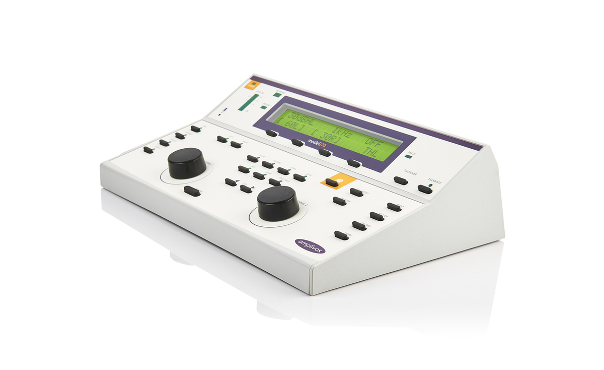 Audiómetro de diagnóstico Beracah Médica modelo 270 con pantallas y controles en un fondo blanco.