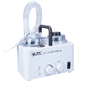 Nebulizador ultrasónico estándar de la marca Beracah Médica, con boquilla y depósito de medicamento visible en la imagen.