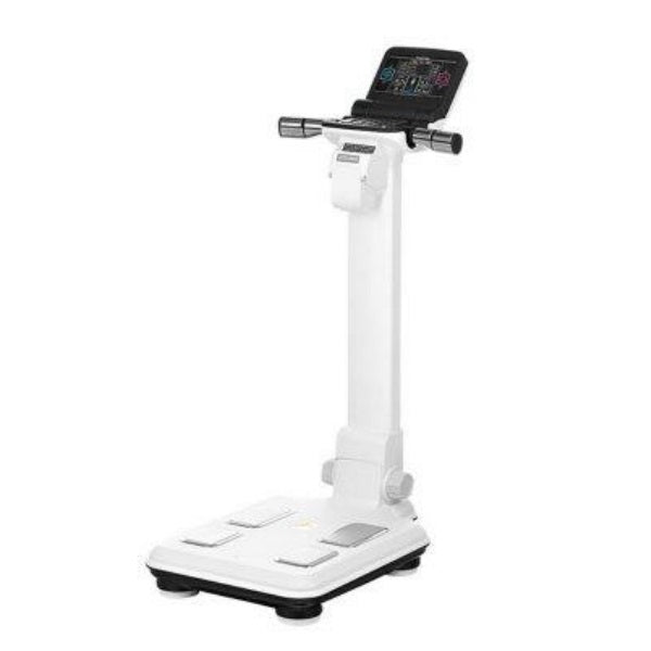 Báscula y analizador corporal Beracah Medica BC300 con pantalla digital y sensores para medición de composición corporal.