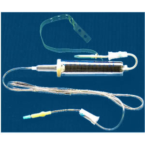 Equipo de administración volumétrica estándar Beracah Medica con 10 piezas para venoclisis e infusión, visible en la imagen.
