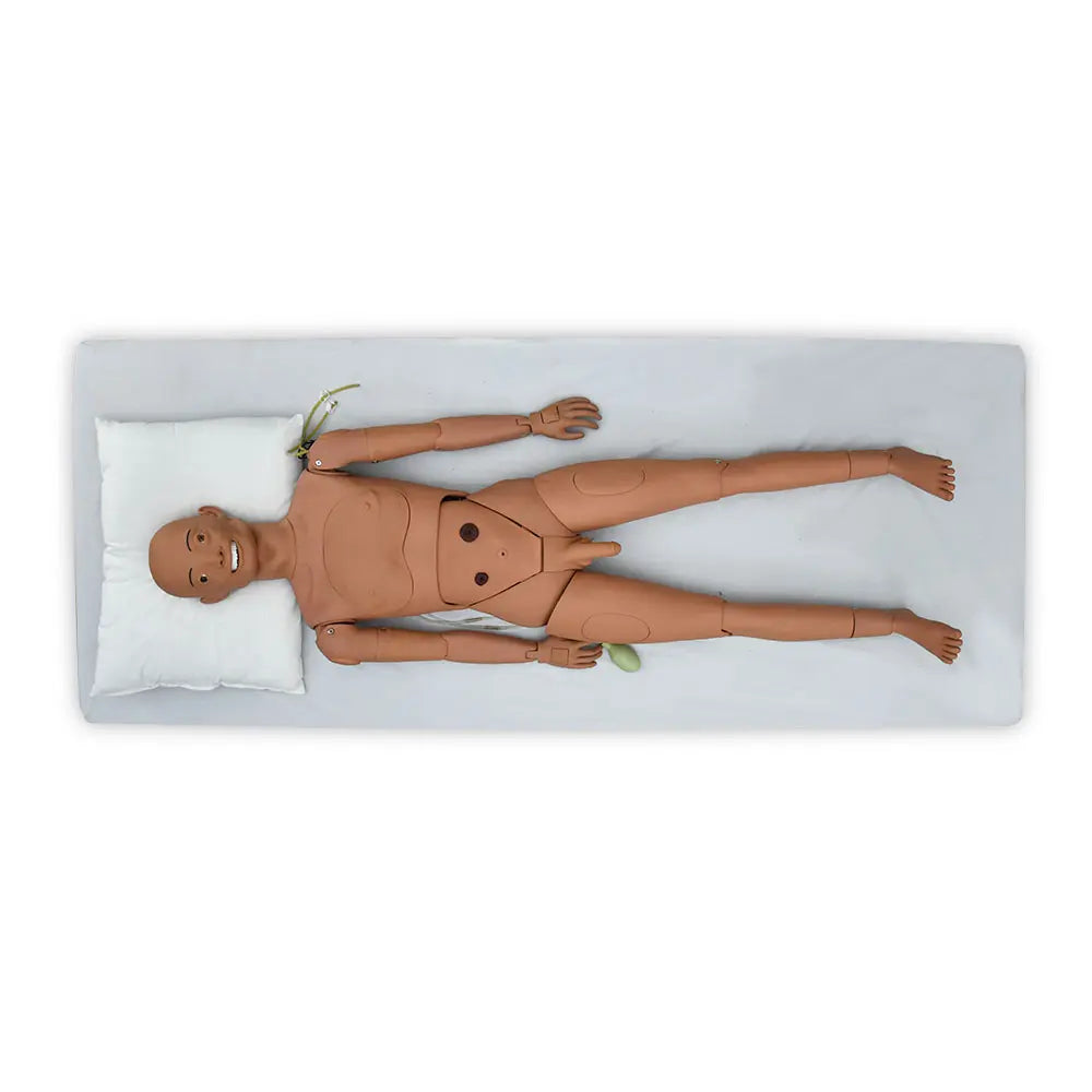 Maniquí geriátrico masculino de Beracah Medica, modelo multifuncional para entrenamiento y simulaciones médicas.