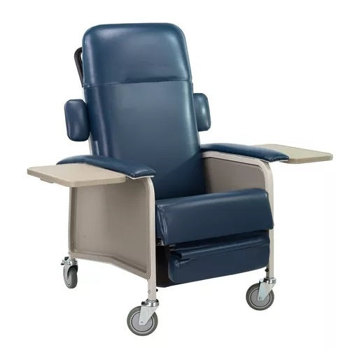 Sillón para hemodiálisis azul de Beracah Médica con dos charolas laterales abatibles y desmontables.