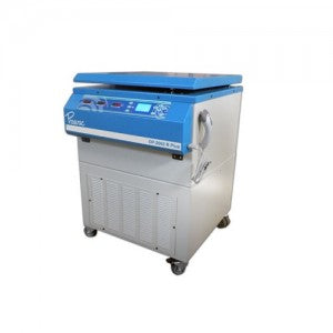 Centrífuga refrigerada para bancos de sangre de 6 bolsas, marca Beracah Medica, con pantalla digital y bandeja giratoria.