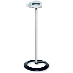 Base para display remoto seca Beracah Medica, equipo médico, con superficie plana y soporte para pantallas en ambiente clínico