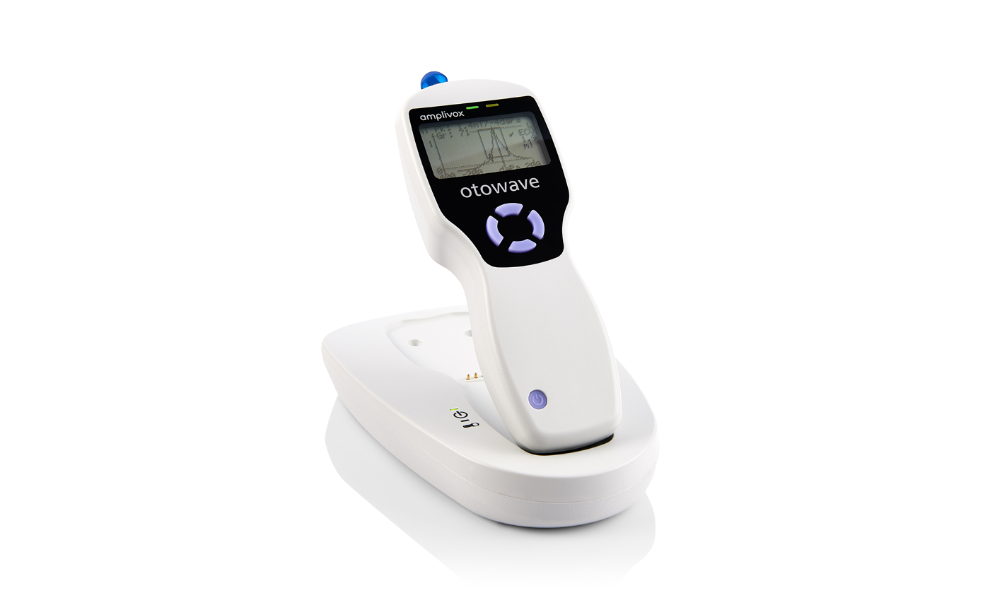 Timpanómetro de mano Otowave 102-C de Beracah Medica, dispositivo portátil para medición de impedancia en audición.