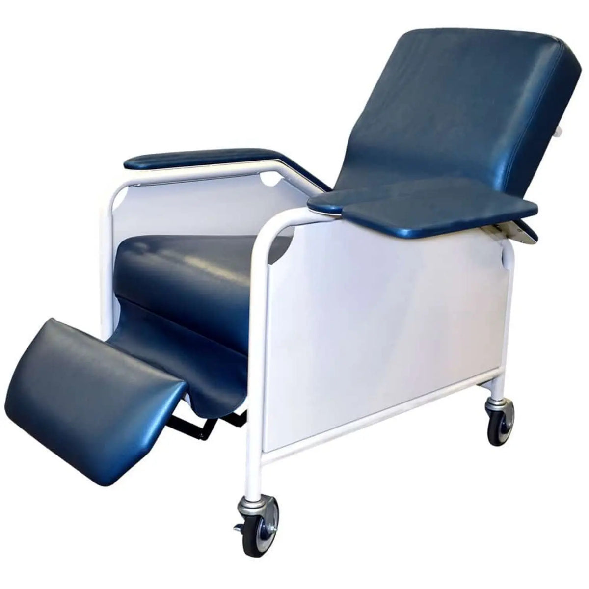 Sillón reclinable MSI para hemodiálisis, modelo PS2021 de Beracah Medica, en color gris con reposabrazos acolchados.