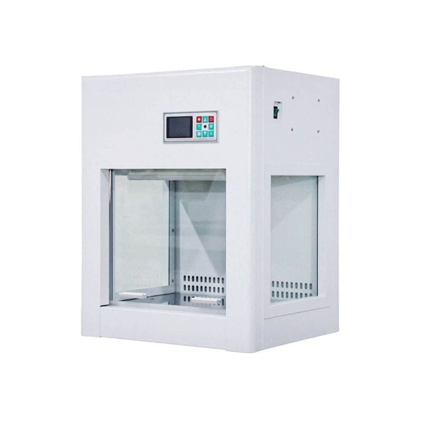 Cabina de seguridad biológica clase 1 de Beracah Medica, mini cabina con puertas y paneles de protección para laboratorios.