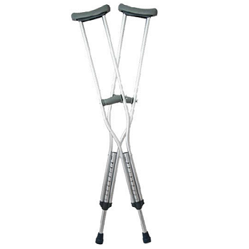 Par de muletas axilares de aluminio medianas de la marca Beracah Medica para soporte y movilidad.