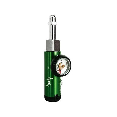 Regulador de oxígeno verde Beracah Medica CGA540 con manómetro y conexiones, para control y regulación de oxígeno.