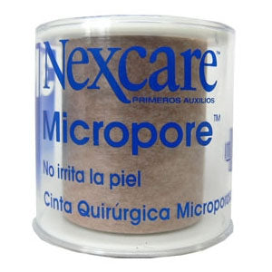 Cinta microporosa de 2 pulgadas Micropore™ color piel, 5cm x 9.14m, en caja con 6 rollos para apósitos y heridas.