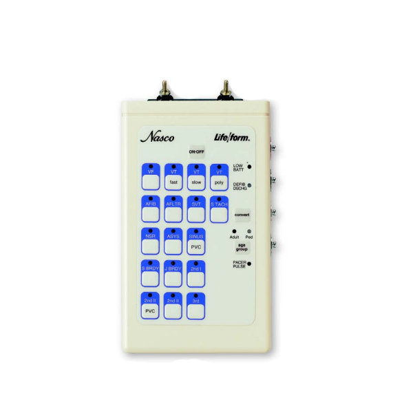 Simulador de ECG interactivo de Beracah Medica para entrenamiento, con pantalla y controles visibles en el simulador Nasco Simulaids.