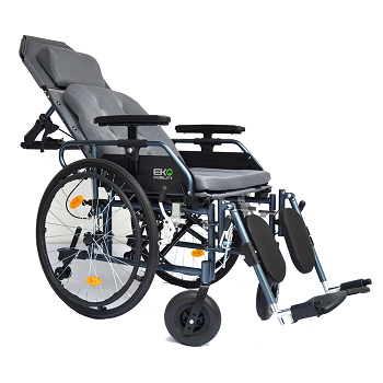 Silla de ruedas reclinable de aluminio acolchada de la marca Beracah Medica, con respaldo ajustable y ruedas para movilidad fácil.