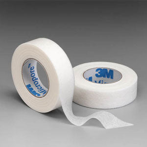 Cinta microporosa blanca de 1/2" de la marca Beracah Medica, material de curación, 1.25cm x 9.14m, caja con 24 rollos.