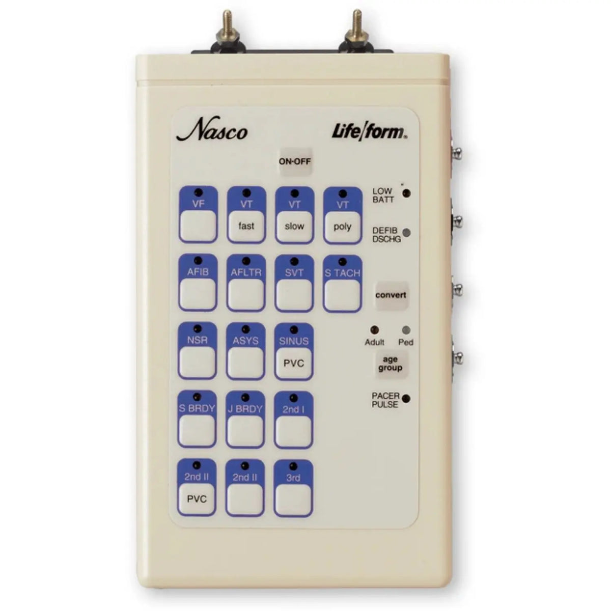 Simulador de ECG interactivo de Beracah Medica para entrenamiento, con pantalla y controles en un entorno clínico.