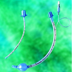 Tubo endotraqueal curvado de acero con alma de 8.5mm, paquete con 5 unidades, marca Beracah Médica, visible en la imagen