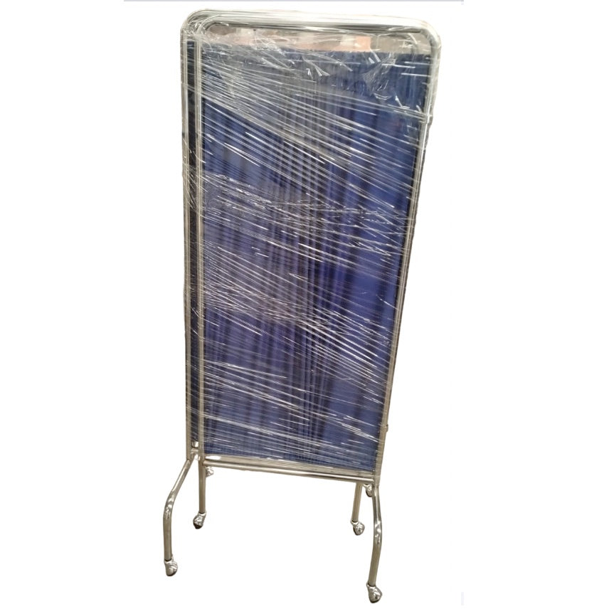 Biombo triple con estructura cromada de 3 cortinas, diseño moderno y elegante para dividir ambientes en interiores.