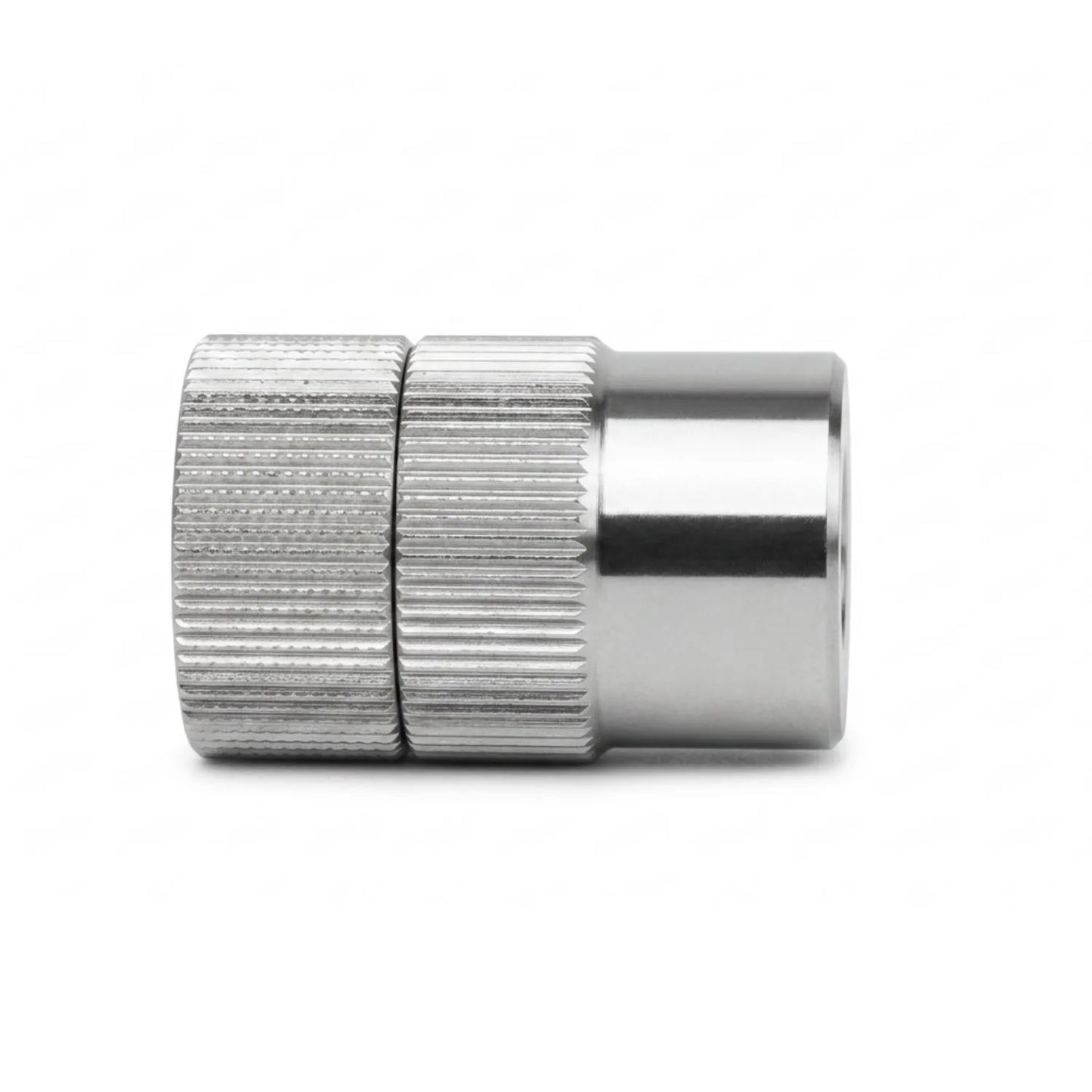 Conector de fibra para histeroscopia de Beracah Medica, lado lente, utilizado en procedimientos ginecológicos con fibra óptica.