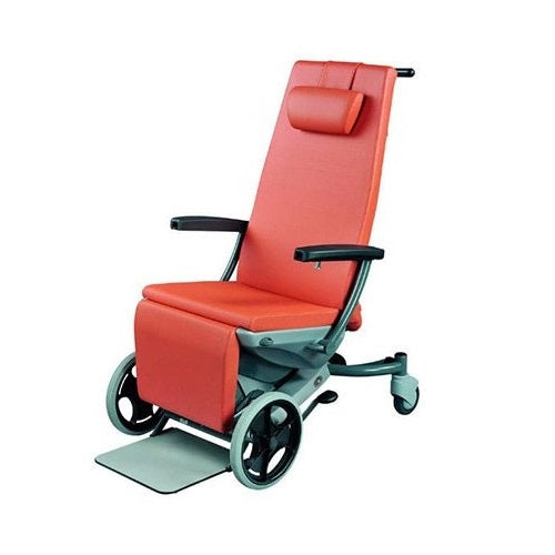 Silla de traslado Beracah Médica modelo Sella con estructura ligera y ruedas para facilitar el transporte y la movilidad.