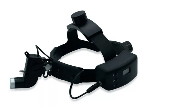 Lámpara frontal LED recargable de Beracah Médica con banda ajustable y luz brillante para uso en actividades nocturnas.