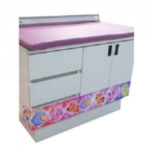 Mesa de exploración pediátrica MSI de Beracah Médica con gabinete y cenefa, diseñada para consulta infantil.