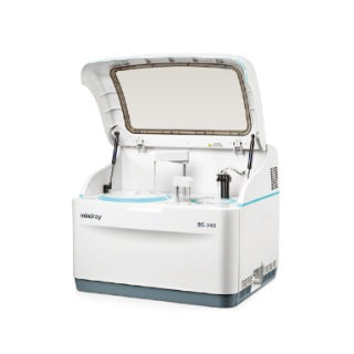 Analizador químico clínico Beracah Medica BS-240 para análisis de sangre, con pantalla y botones, en uso en laboratorio.