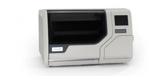 Procesador de muestras citológicas ThinPrep 5000 de Beracah Medica para análisis clínicos, con bandeja y pantalla digital visible.