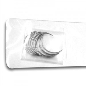 Aguja de punción de 1/2 círculo, paquete de 12 piezas #13 (7x17mm) ojo automático, marca Beracah Medica, sobre fondo blanco.