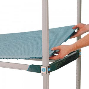 Estante MSI de dos bandejas de la marca Metro, fabricado por Beracah Medica, en color gris con estructura metálica.