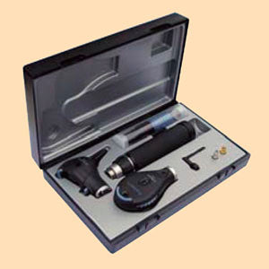 Estuche de diagnóstico Beracah Medica Mod. Ri-Scope L con mango para enchufe, incluye instrumentos LED para otoscopía y oftalmología.