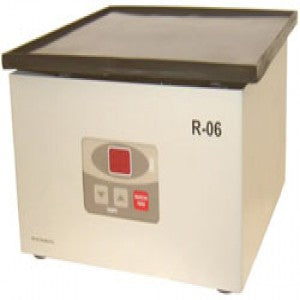Agitador rotor de placas Mazzini de Beracah Médica con cubierta antiderrapante, diseñado para laboratorios y aplicaciones científicas.
