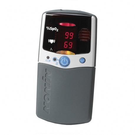 Oxímetro de mano Palm 2500A de Beracah Medica con sensor para adultos, muestra niveles de oxígeno en sangre y pulso.
