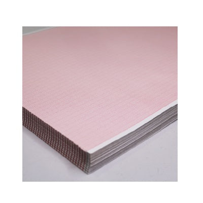 Papel para ECG en Z de 21.6 x 28 cm con 180 hojas, marca Beracah Medica, mostrando hojas en un paquete.