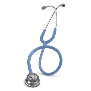 Estetoscopio Littmann Classic III azul cielo para adultos, de la marca Beracah Medica, exhibido en primer plano.