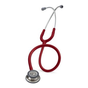 Estetoscopio Littmann Classic III para adultos en burdeos, con manguera gris y auriculares, utilizado para exámenes médicos.