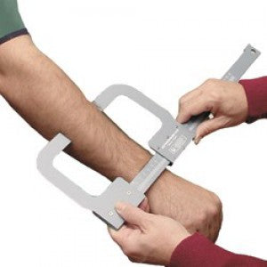 Antropómetro de aluminio pequeño de 180 mm de la marca Beracah Medica, con escala y mango para medición precisa.