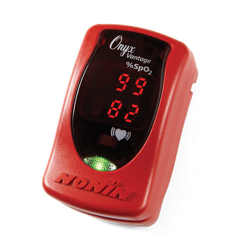 Oxímetro de pulso ONYX 9590 rojo de Beracah Médica, muestra la pantalla con lectura en el dedo.