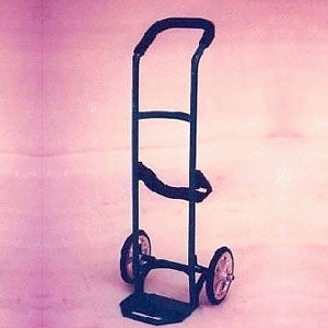 Carro porta oxígeno de 2 metros cúbicos de la marca Beracah Médica, diseñado para cilindros de oxígeno grandes.