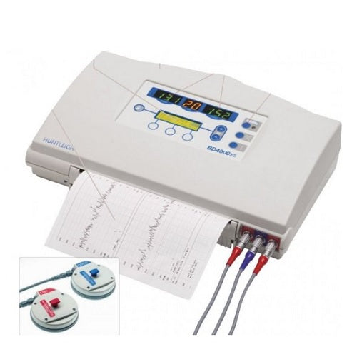 Monitor fetal Sonicaid BD4000xs Gemelar, cardiotocógrafo de doble canal con pantalla y controles en un entorno clínico.