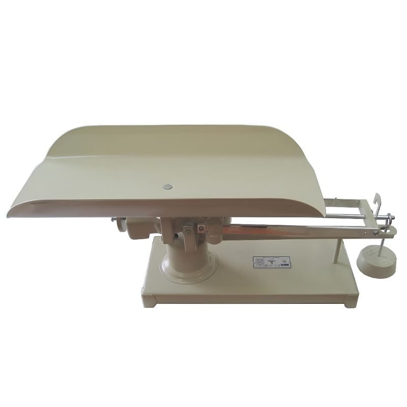 Báscula pediátrica mecánica Beracah Médica para bebés hasta 16 kg, con pantalla y plataforma de pesaje robusta.